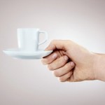 Vì sao bị run chân tay không nên uống cà phê?